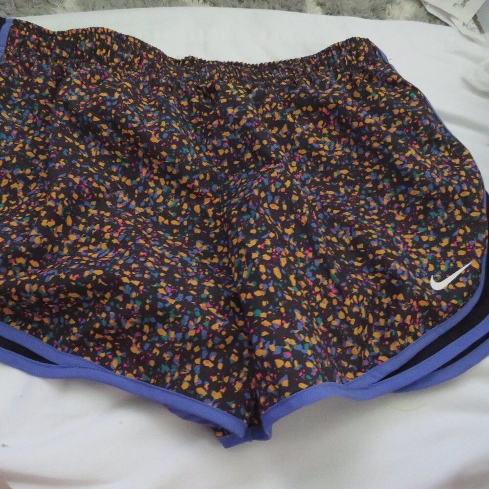 Nike Standard Fit Shorts Size XL NWT - Picture 1 of 4